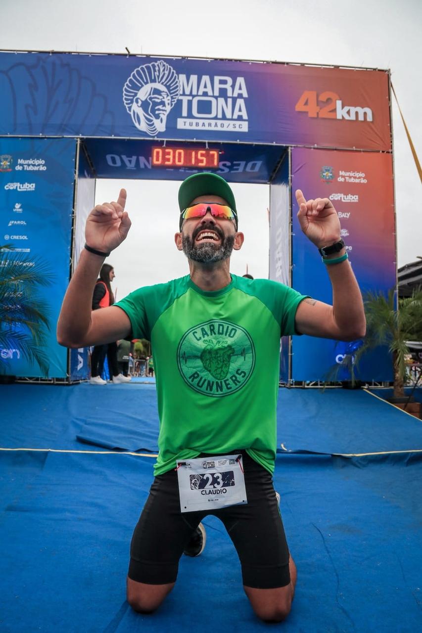 Corredor comemorando em prova